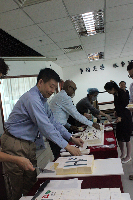 Fazlur、Jimmy Tang和Nasla Sylvia女士為大家分發(fā)蛋糕.jpg